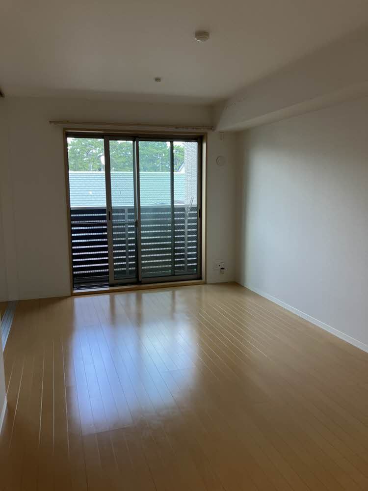 居室・リビング　大きな窓がある広々したリビングです！