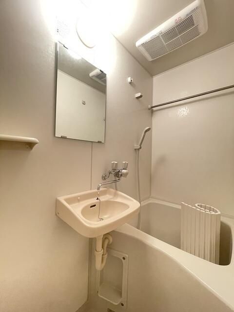 バス・シャワールーム　清潔感のある浴室で、１日の疲れを癒しリラックスできます。