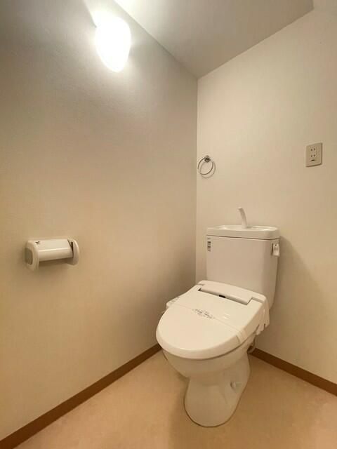 トイレ　バストイレ別、洗浄便座付です！