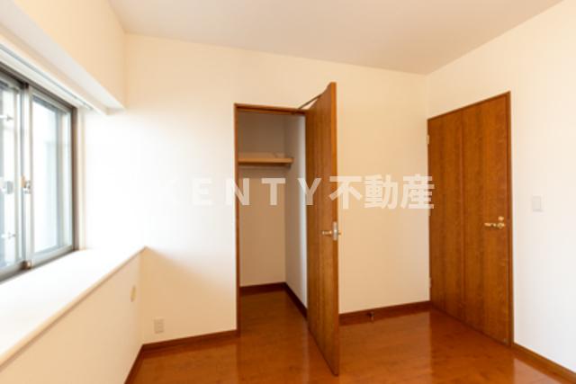 その他部屋・スペース　落ち着いた色調の寝室です