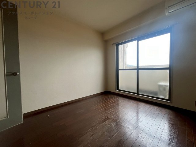 居室・リビング　床色が落ち着いた色合いで、とてもきれいです。