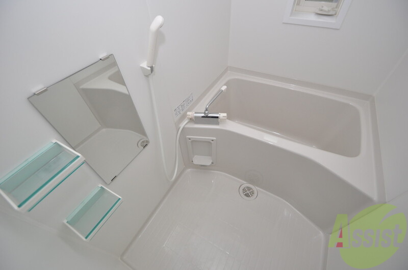 バス・シャワールーム　白いきれいな浴室、肩までしっかり浸かれて疲労もしっかり回復