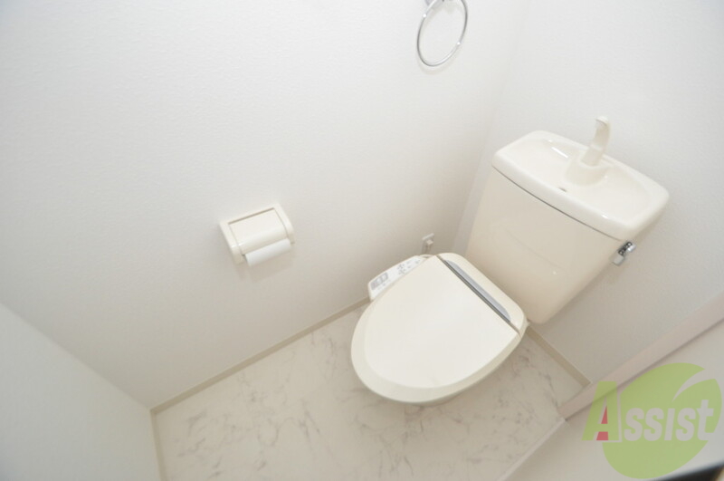 トイレ　白くてピカピカのトイレですね。癒しの空間になりそう。