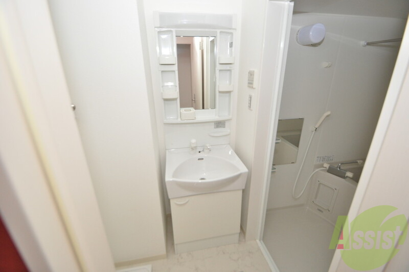 洗面設備　独立した洗面所には洗濯機置場もあり、脱衣場も広めです。