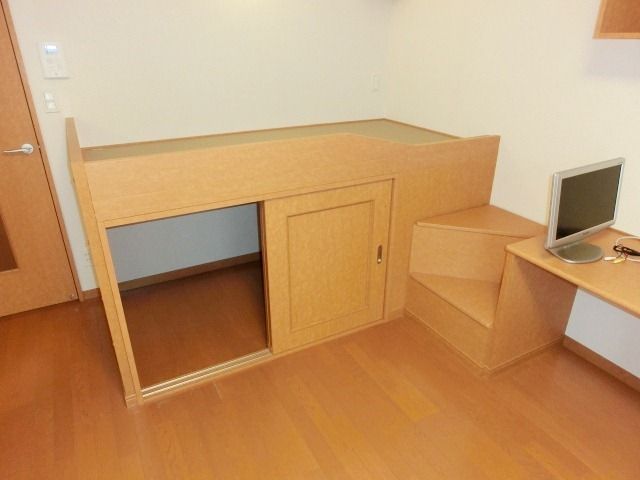 その他部屋・スペース　備え付けベット付きです。