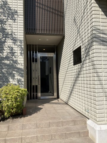 エントランス　オートロック付きでセキュリティ面も安心