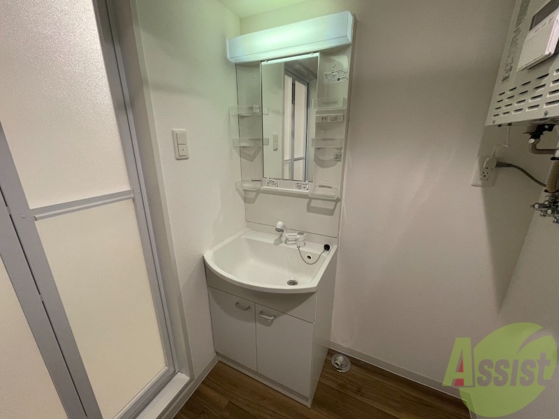 洗面設備　独立洗面台です。大きくてよいですね。シャンプーもできます！