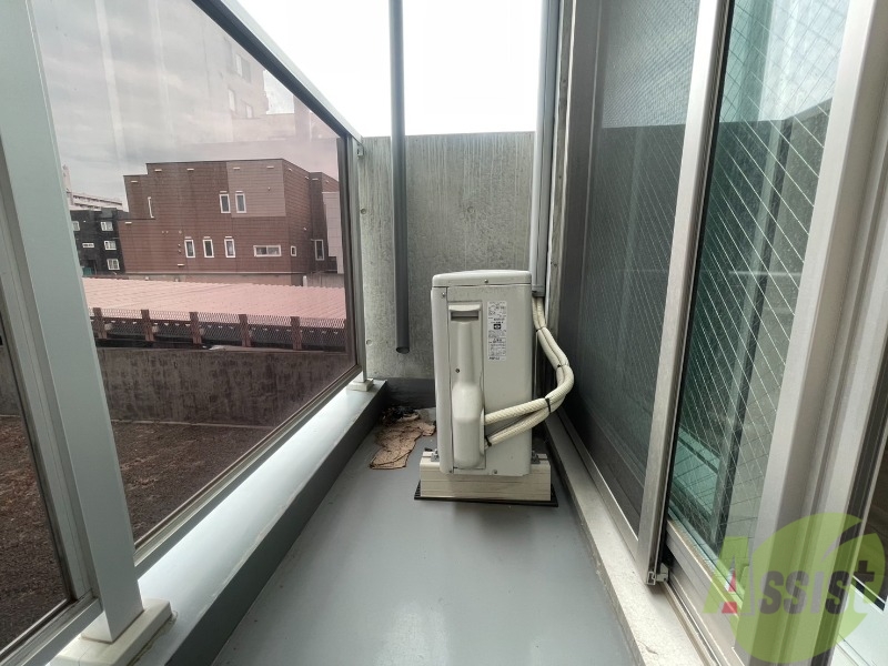 バルコニー　バルコニー。洗濯物がはかどりそうな広さがありますよ。