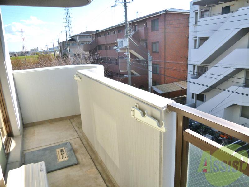 バルコニー　３階部分なので人目も気になりませんよ。いいですね～