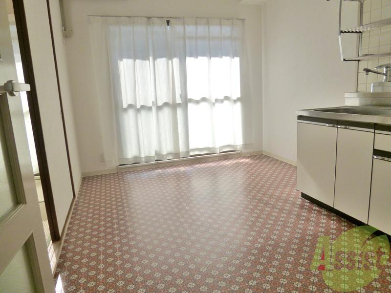 居室・リビング　明るいリビングで明るい食卓になりますね。毎日が楽しいです