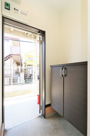 玄関　参考写真（同物件別部屋）