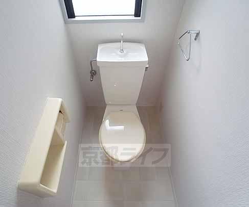 トイレ　タオルハンガーが付いております