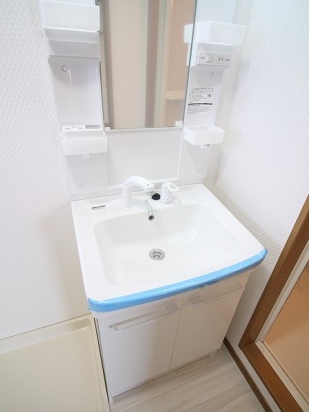 洗面設備　参考写真　洗髪洗面化粧台完備。独立した脱衣所と暖房便座付きト