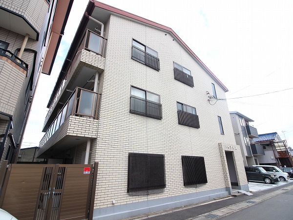 建物外観　長岡天神駅徒歩10分。長岡京市長岡1丁目の閑静な住宅街に佇む