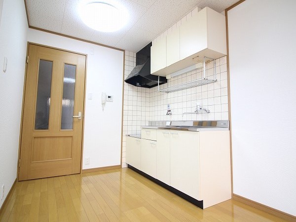 キッチン　参考写真　キッチン5帖以上。ガスコンロ設置可のゆとりある調理