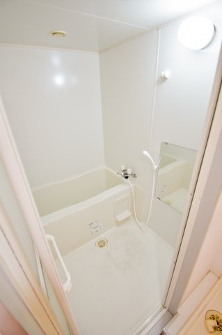 バス・シャワールーム　ちょうどいいサイズのお風呂です。お掃除も楽にできますよ。