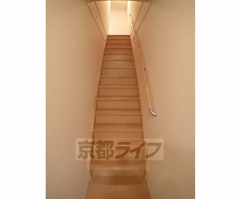 その他部屋・スペース　玄関からリビングへの階段です