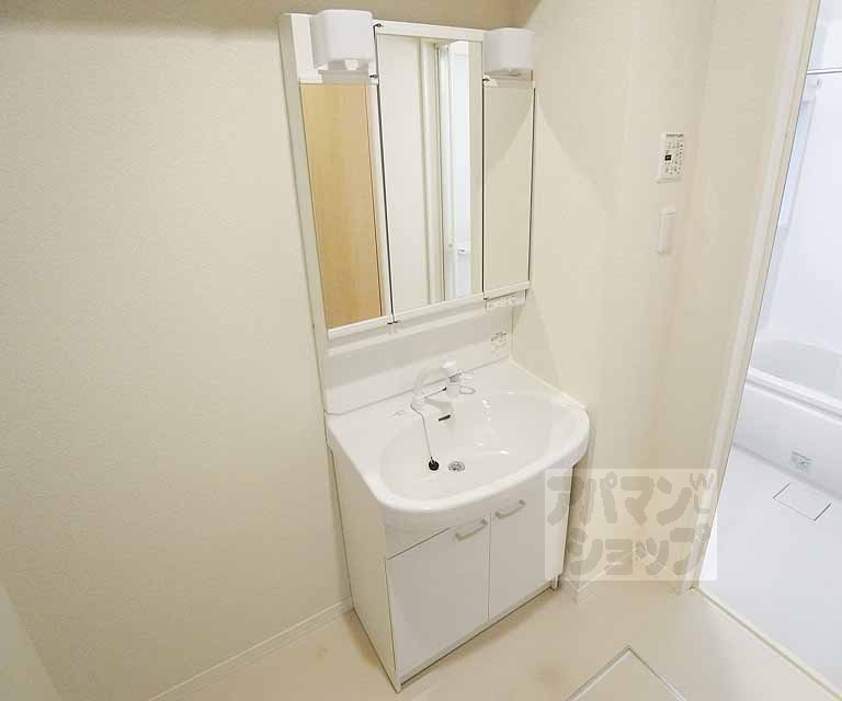 洗面設備　こちらの室内写真は同じ建物内の別のお部屋の参考写真となります