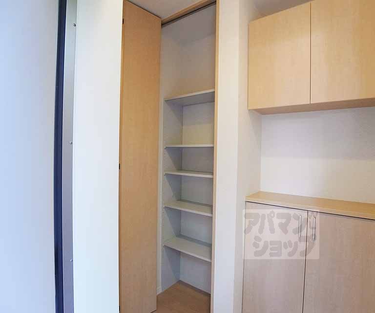 収納　こちらの室内写真は同じ建物内の別のお部屋の参考写真となります