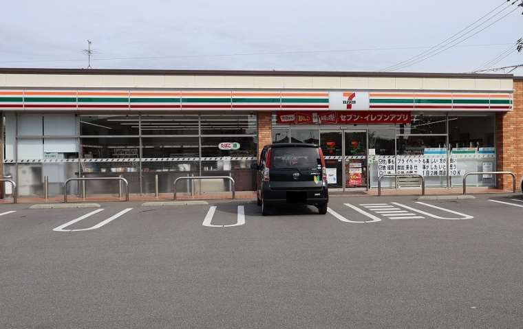 コンビニ　セブンイレブン（コンビニ）まで1036m