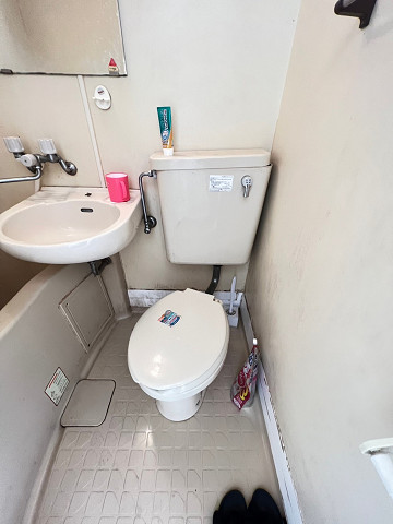 トイレ　落ち着いた色調のトイレです