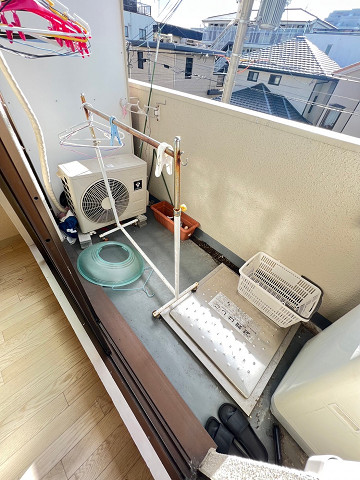 バルコニー　暖かな日差しのふりそそぐバルコニー