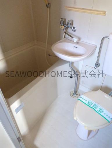 バス・シャワールーム　ユニットバスは丸洗い可能なのでいつも清潔を保てます。