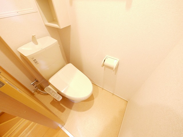 トイレ　落ち着いた色調のトイレです