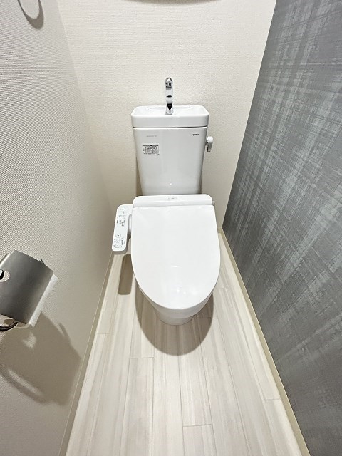 トイレ　落ち着いた色調のトイレです