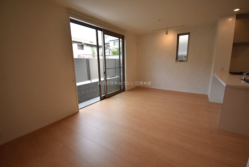 居室・リビング　明るいリビング