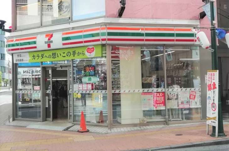 コンビニ　セブンイレブン（コンビニ）まで390m