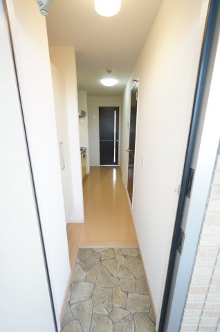 玄関　※同物件、反転タイプの写真になります。