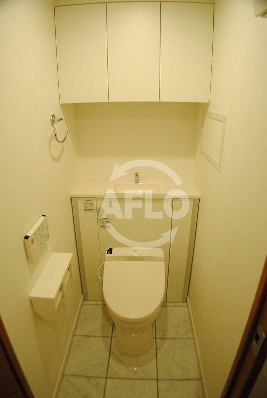 トイレ　リーガル新福島　温水洗浄便座機能付き