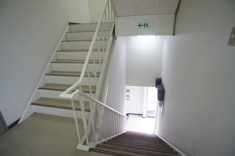 ロビー　悪天候時に嬉しい内階段♪