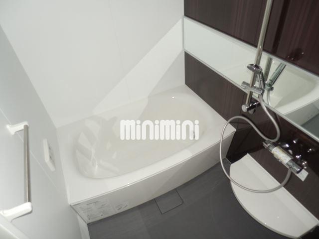 バス・シャワールーム　追い焚き付きの清潔感溢れるお風呂です。