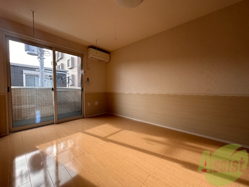 居室・リビング　１２．３帖の広々とした南向きの光が差し込みますね。