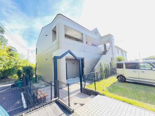 建物外観　シンプルモダンな２階建てマンション