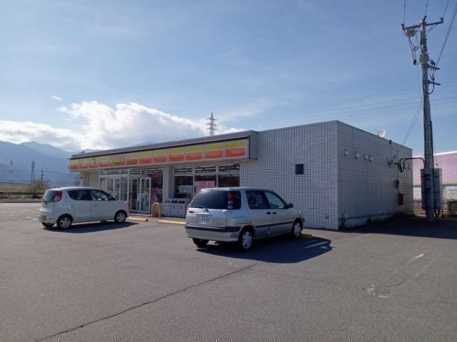 コンビニ　デイリーヤマザキ市川三郷笛吹ライン店（コンビニ）まで750m