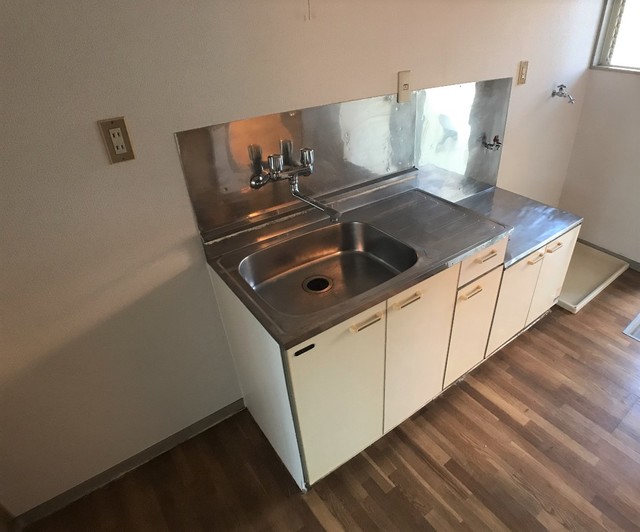 キッチン　※補修前の参考画像の為、設備等は現況優先。