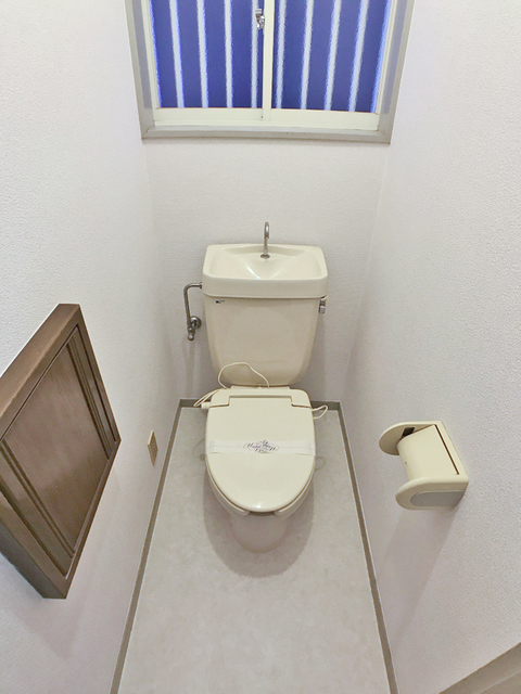 トイレ　※補修前の参考画像の為、設備等は現況優先。