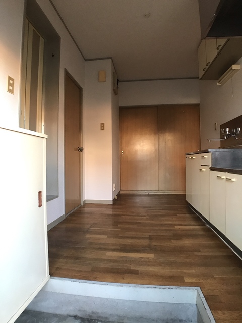 玄関　※補修前の参考画像の為、設備等は現況優先。