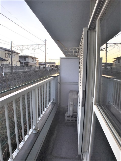 バルコニー　※補修前の参考画像の為、設備等は現況優先。