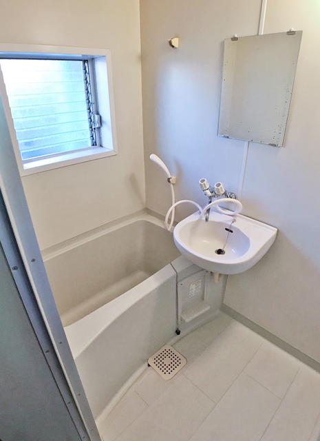 バス・シャワールーム　※補修前の参考画像の為、設備等は現況優先。