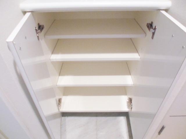 玄関　上部にも収納あり！