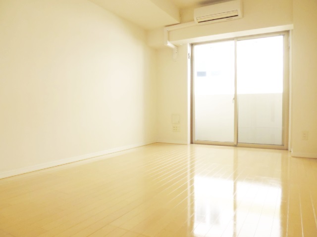 居室・リビング　広めのお部屋でのびのびできますね☆