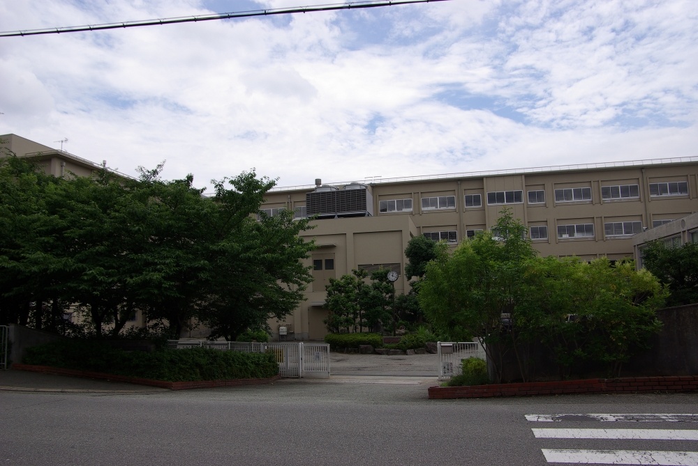 中学校　宝塚市立　宝塚中学校（中学校）まで769m