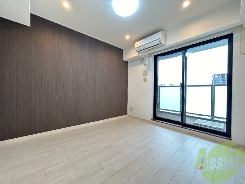 居室・リビング　７．２帖の洋室があります、窓が大きく光が差し込みますね。