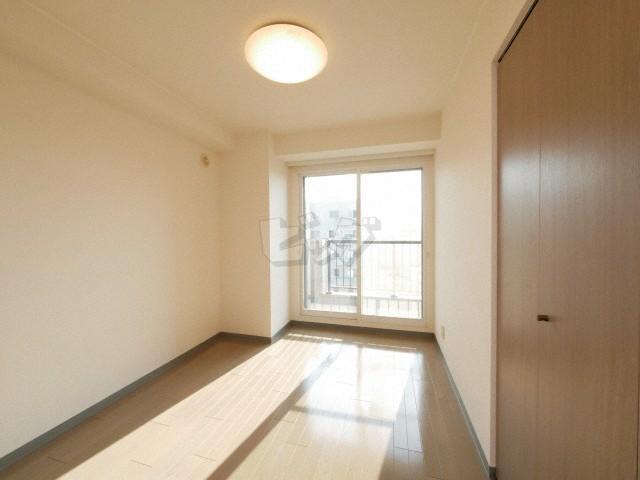 その他部屋・スペース　明るい洋室で気持ちまで明るくなりますね！