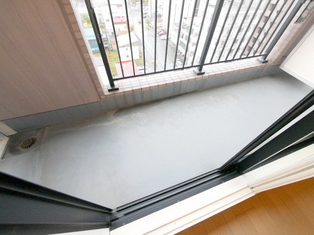 バルコニー　嬉しいバルコニー付き！夏季の洗濯物干しに♪