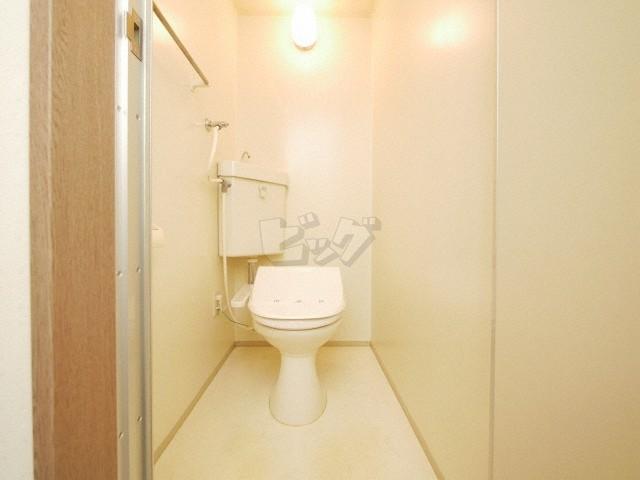 トイレ　嬉しいウォシュレット付きのトイレ！便座温かいですよ♪